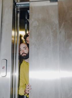 Deux personnages dans un ascenceur